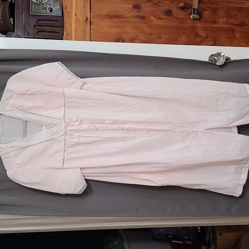 VTG Vanity Fair Womens Robe Pink Pleated Pocket Buttons Snap Lace Tie Sz. L EUC